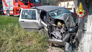 Arcevia - Finisce contro un albero: grave conducente